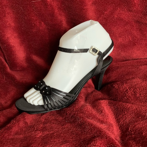 ⬇️ ⬇️PRICE! NWOT “RAMPAGE” STRAPPY DRESS SHOES - Picture 2 of 8
